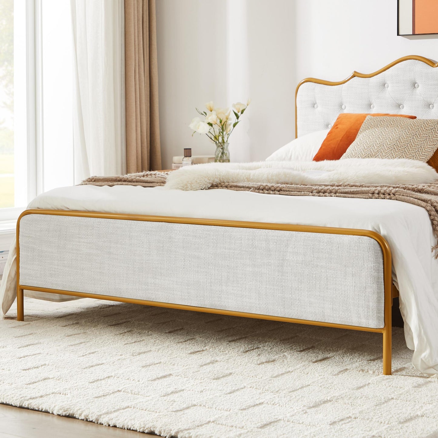 Buckle-shaped backrest, metal frame, solid wood ribs and soft sponge bag are comfortable, elegant and atmospheric.