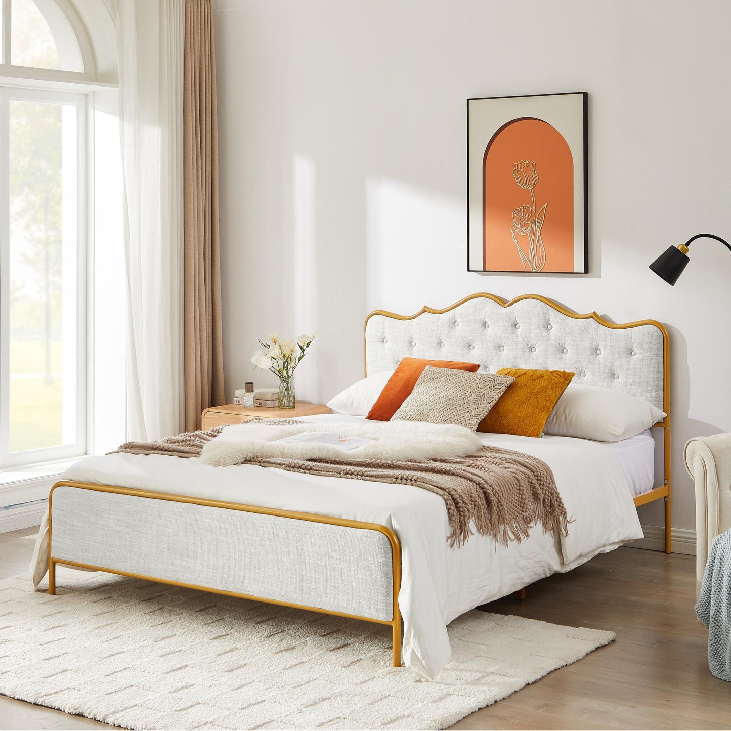 Buckle-shaped backrest, metal frame, solid wood ribs and soft sponge bag are comfortable, elegant and atmospheric.