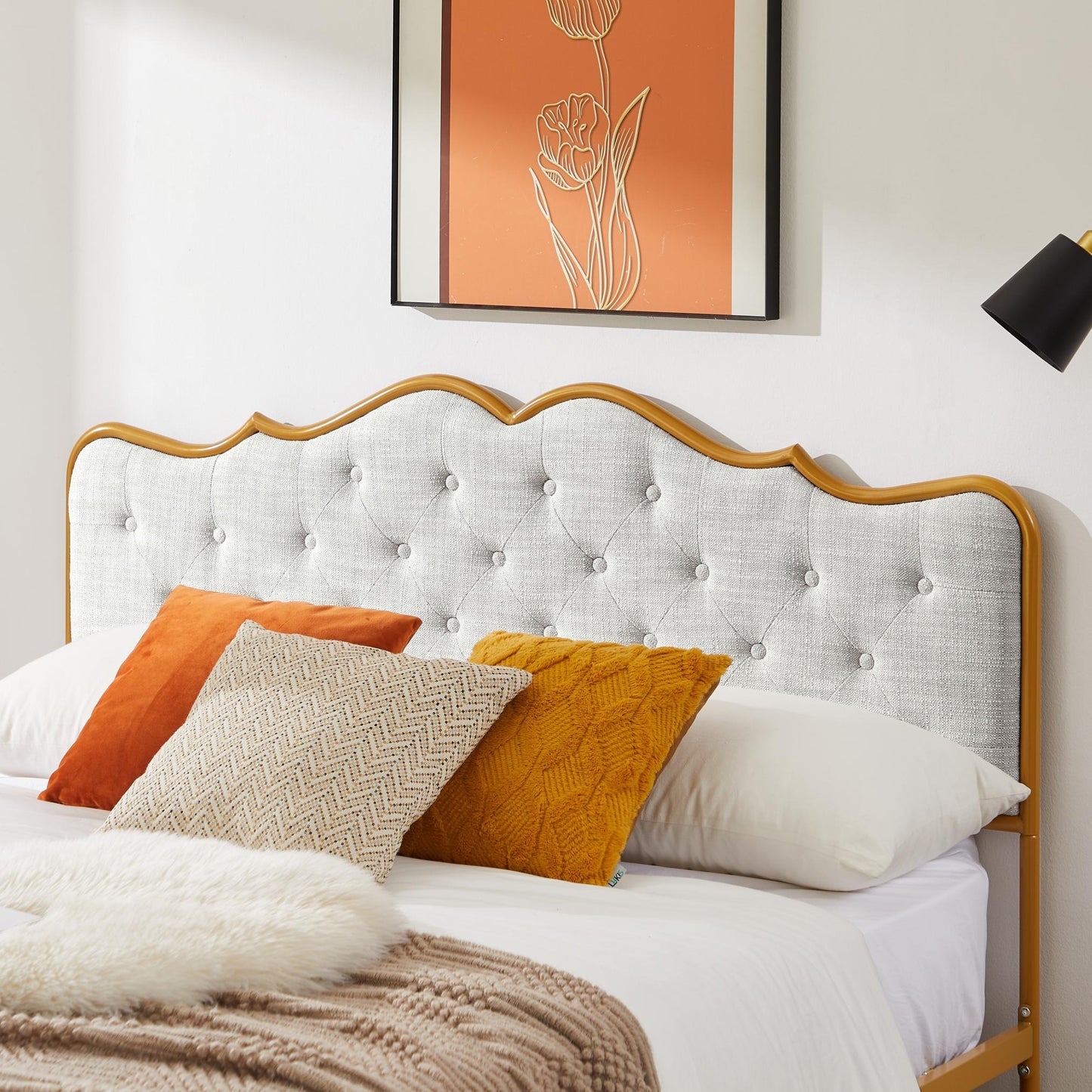 Buckle-shaped backrest, metal frame, solid wood ribs and soft sponge bag are comfortable, elegant and atmospheric.